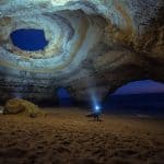 Beitragsbild -Blog Artikel "Algarve und Alentejo" - Benagil Höhle bei Nacht