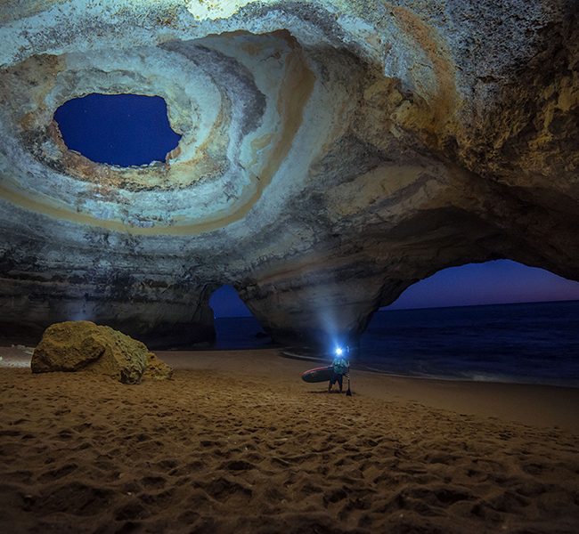 Beitragsbild -Blog Artikel "Algarve und Alentejo" - Benagil Höhle bei Nacht