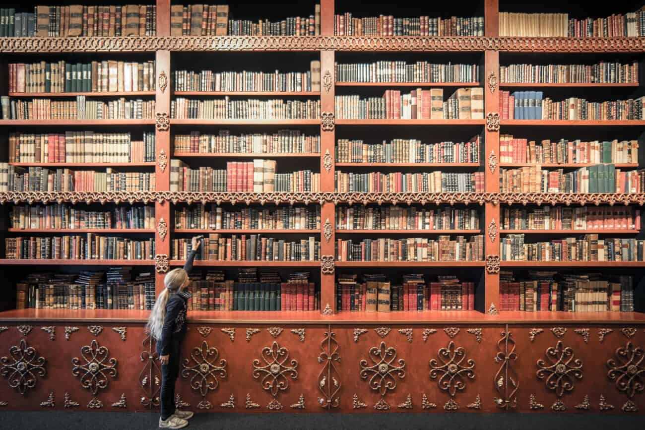 Bücherregal im Pastel De Bacalhau in Porto