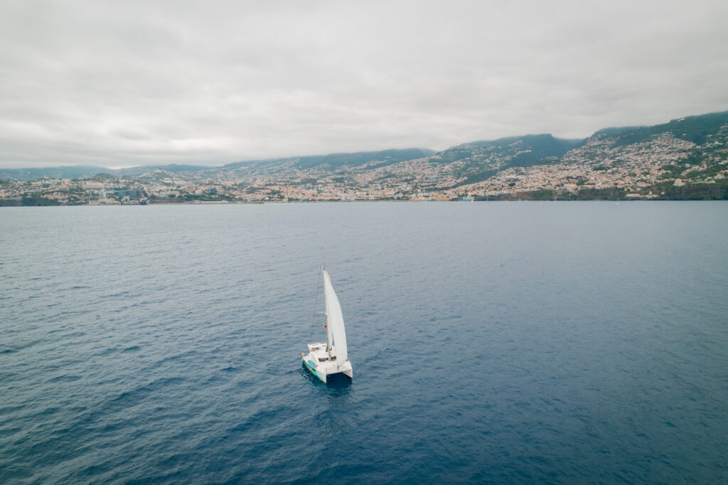 Eine Stunde segeln pur. Von Madeira auf die Kanaren mit unserer Stellar. Begleite uns auf dieser Überfahrt hautnah.